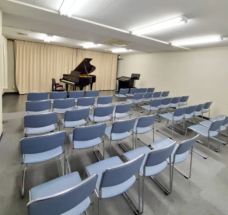 REFLEXION HALLのグランドピアノと客席